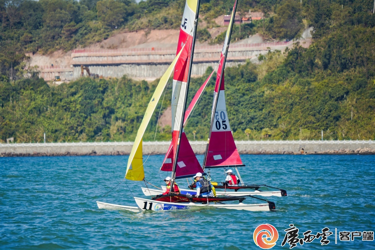关于帆船比赛中选手迎风披带,搏出风头的信息 关于帆船比赛中选手迎风披带,搏出风头的信息