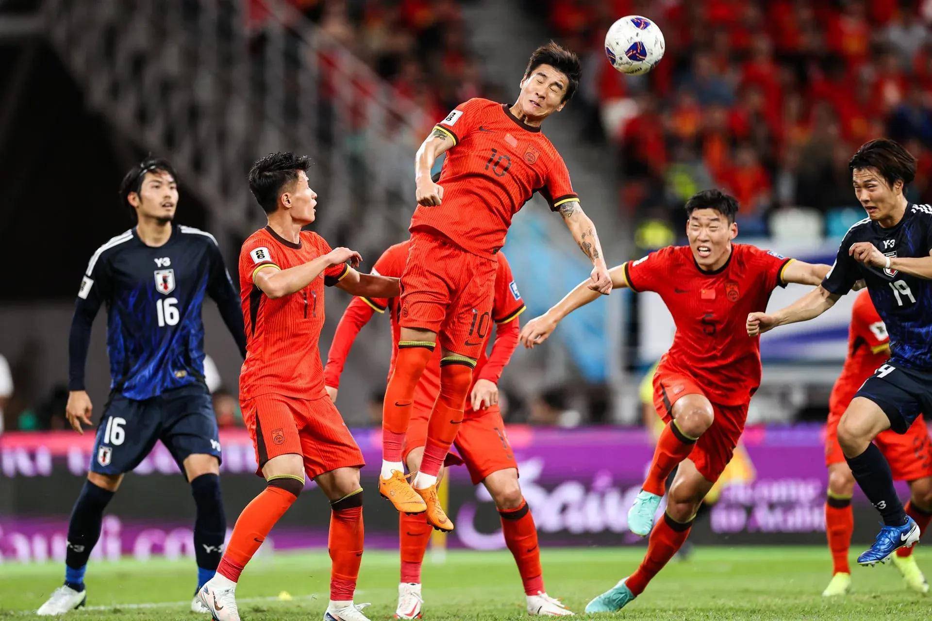 东亚球队惊险晋级！足球世界瞩目