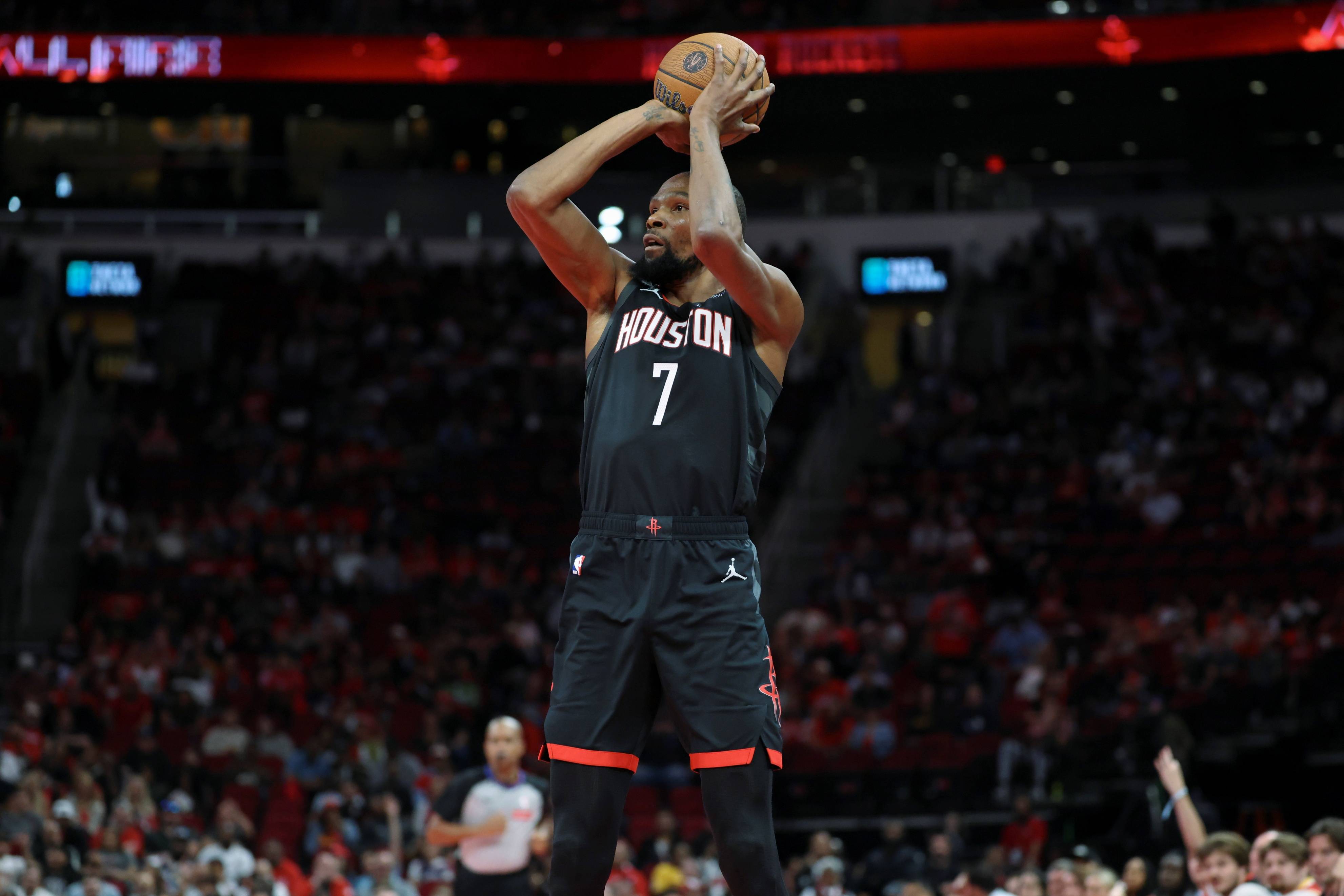 雄鹿爆冷火箭，锡安打破历史纪录