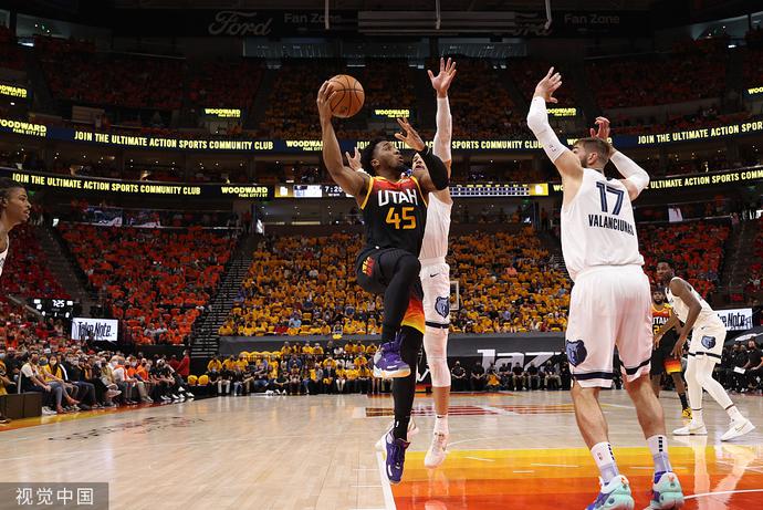 江苏队完胜灰熊,米切尔点燃赛场 江苏队完胜灰熊,米切尔点燃赛场